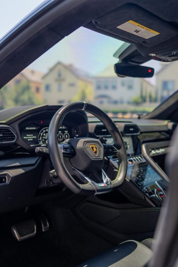 Lamborghini Urus - Image 2